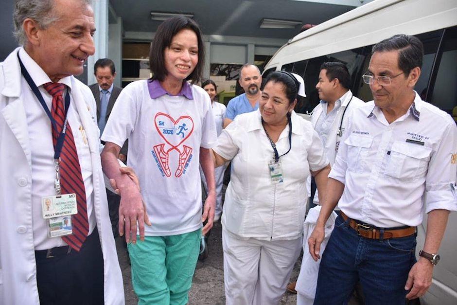 Gladys Tellez abandona el Hospital y es despedida por m&eacute;dicos y enfermeras del lugar. (Foto: Ministerio de Salud)
