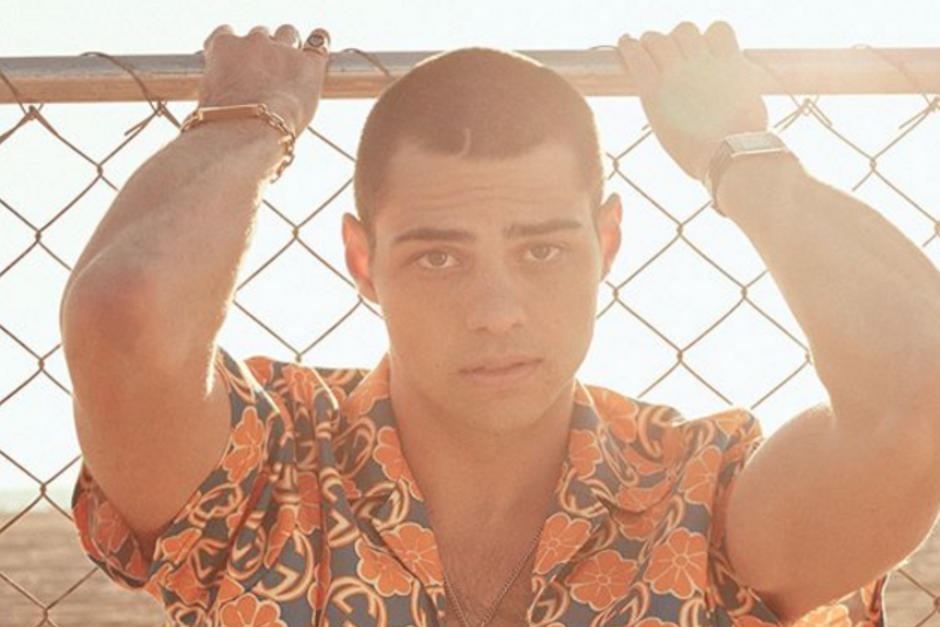 El guapo actor sale en "A todos los chicos de los que me enamor&eacute;". (Foto: Instagram)