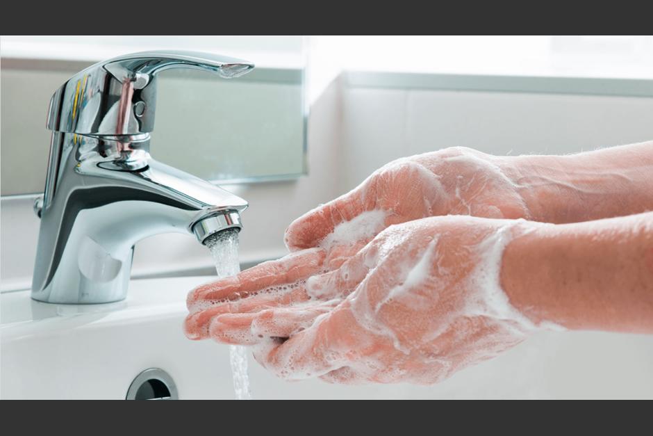 La prueba se llev&oacute; a cano con un kit de limpieza &lsquo;Glo Glem&rsquo;, conocido gel de higiene de manos que se usa como ayuda visual en el entrenamiento de higiene. (Foto: TN).