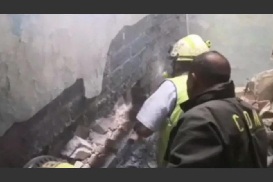 Una reci&eacute;n nacida fue rescatada por socorristas entre dos paredes. (Foto: Excelsior)