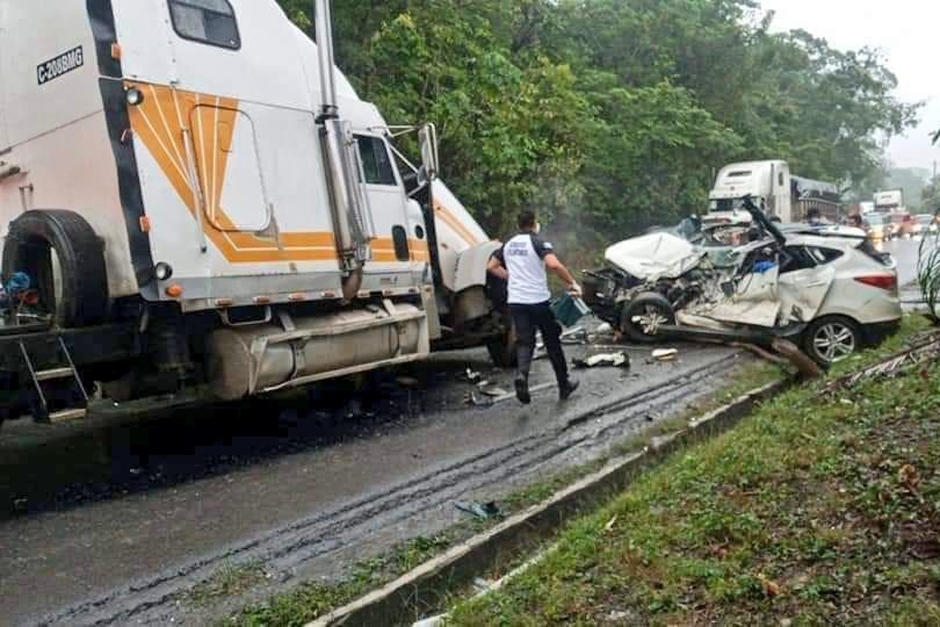 Tres personas fallecieron en un fuerte accidente sucedido en la ruta al Atl&aacute;ntico. (Foto: Bomberos Voluntarios)