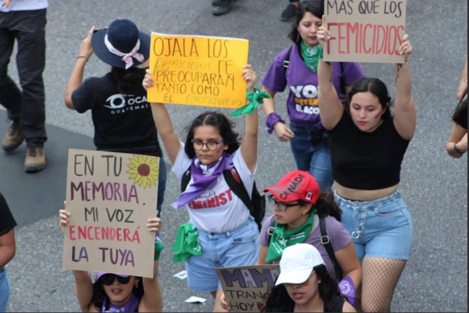 "Ojal&aacute; los femicidios te preocuparan tanto como el coronavirus" se ley&oacute; en un mensaje durante la marcha. (Foto: Twitter Rudagt)