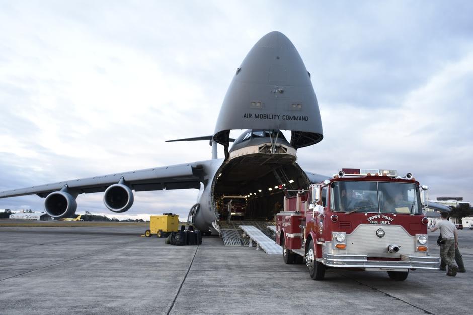 El avión de carga trajo tres motobombas como donación para los Bomberos Voluntarios. (Foto: Bomberos Voluntarios)