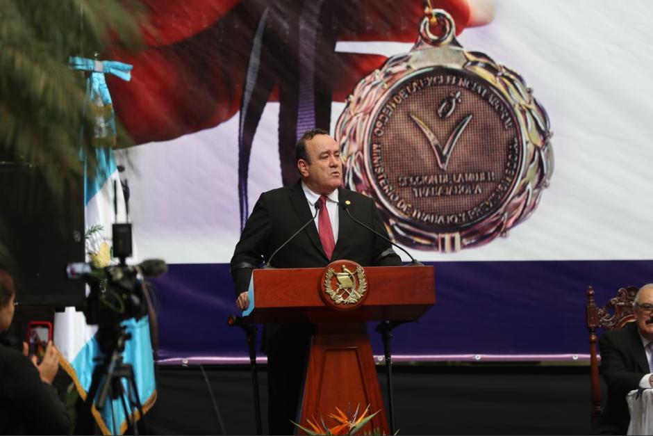 El presidente Alejandro Giammattei participó en la condecoración de varias mujeres que recibieron la Orden de Excelencia Laboral. (Foto: Jessica Gramajo/Soy502)