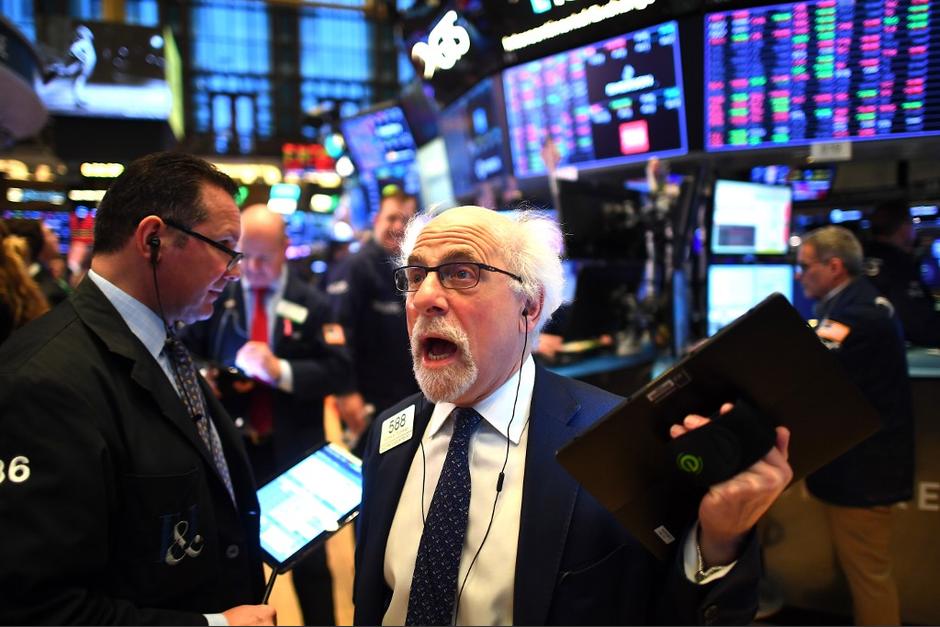 La amenaza del coronavirus y una guerra por el precio del petróleo ha provocado un desplome de las bolsas de valores a nivel mundial. (Foto: AFP)