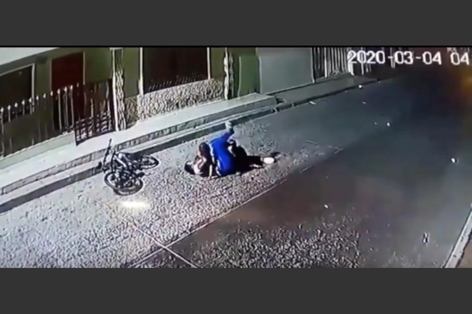 La mujer pelea con el ladr&oacute;n para evitar el robo de su bicicleta. (Foto: captura de pantalla)&nbsp;
