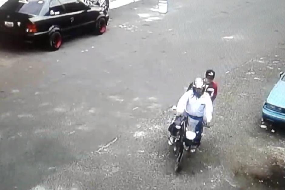 El hombre de gorra negra fue quien disparó en contra del presunto pandillero. (Foto: captura de pantalla)&nbsp;