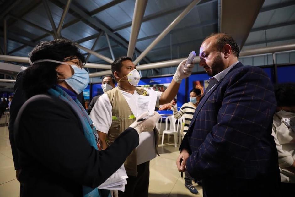 El ministro de Economía, Antonio Malouf, y el director del Inguat, Mynor Cordón, arribaron este jueves después de un viaje en Europa y serán puestos en cuarentena. (Foto: MSPAS)