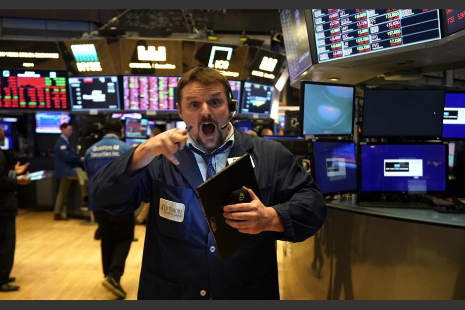 La bolsa de valores de Nueva York detuvo sus transacciones por 15 minutos, otra vez, para evitar mayores p&eacute;rdidas ante un nuevo desplome de los mercados internacionales. (Foto: AFP)