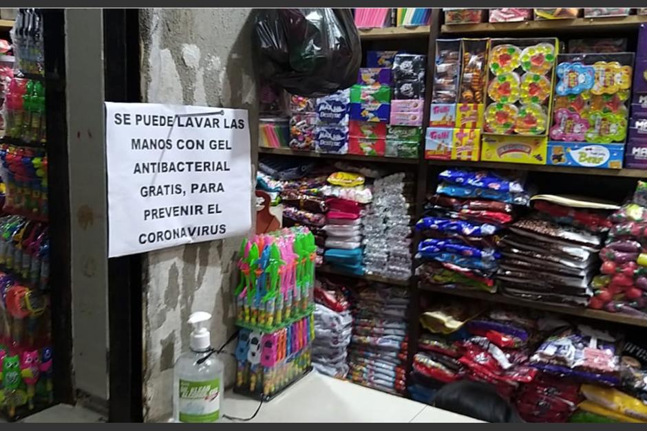 Vendedores de La Terminal, en la zona 4, colocaron alcohol en gel gratis para sus clientes, como medida para prevenir el Covid-19. (Foto: Cortes&iacute;a)