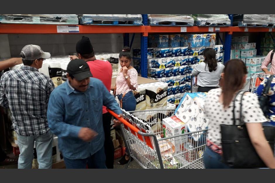 Cientos de personas abarrotaron los diferentes centros comerciales en busca del supermercado. (Foto: Wilder L&oacute;pez/Soy502)&nbsp;