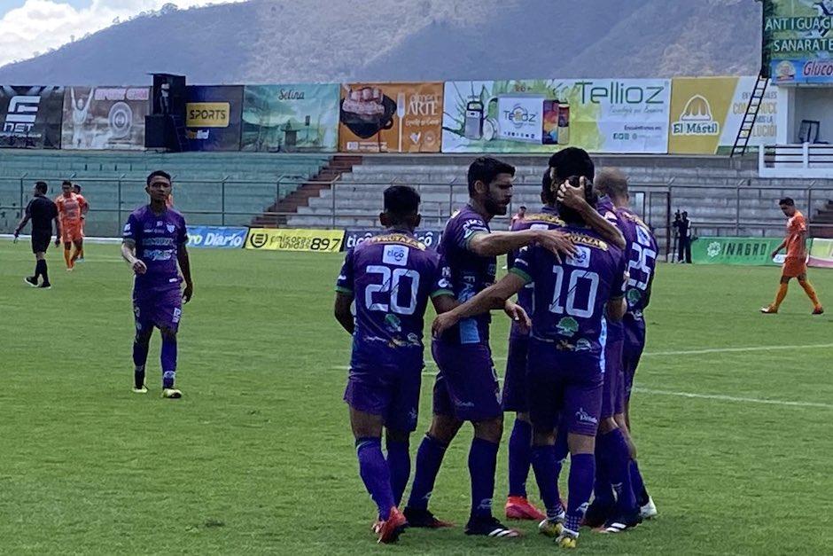 Los jugadores de Antigua GFC festejan el gol de Pablo Aguilar; al fondo las gradas vacías. (Foto: Antigua GFC)