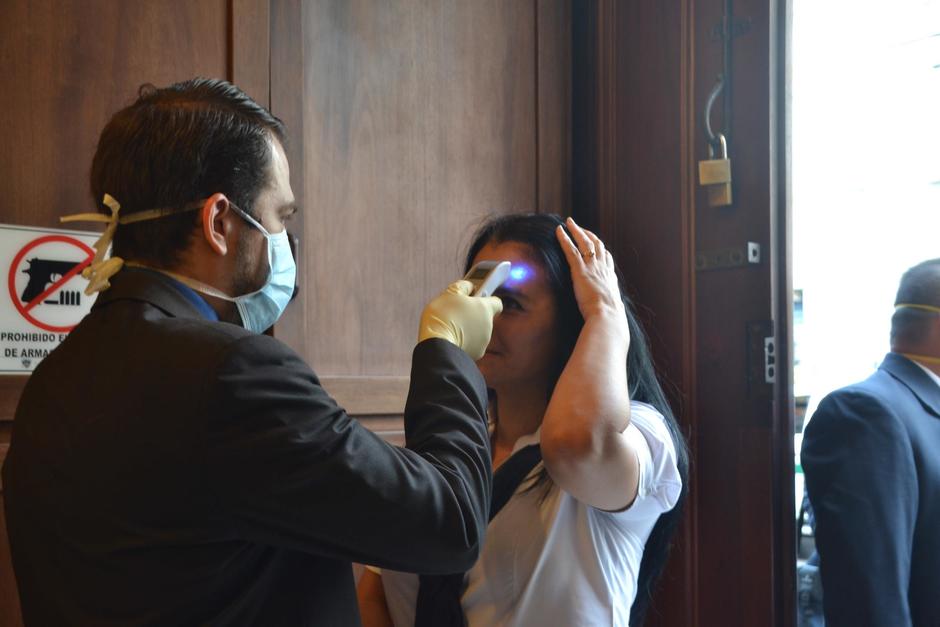 Los trabajadores del Congreso son evaluados previo a ingresar al Palacio Legislativo. (Foto: cortesía José Castro)