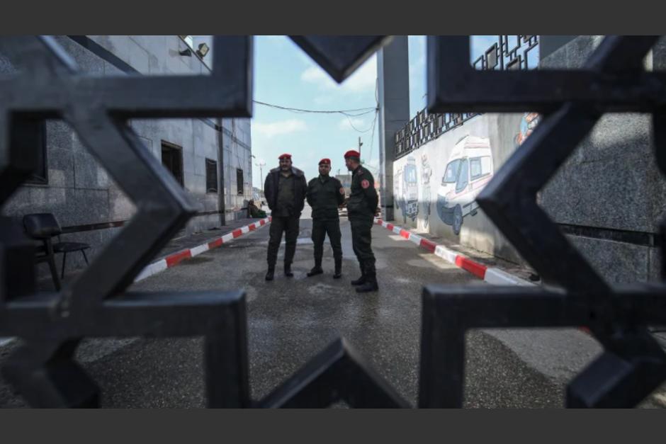Fuerzas de seguridad palestinas, leales a Hamas, en uno de los pasos fronterizos de la Franja de Gaza, cerrados ahora por la epidemia de COVID-19. (Foto: AFP)