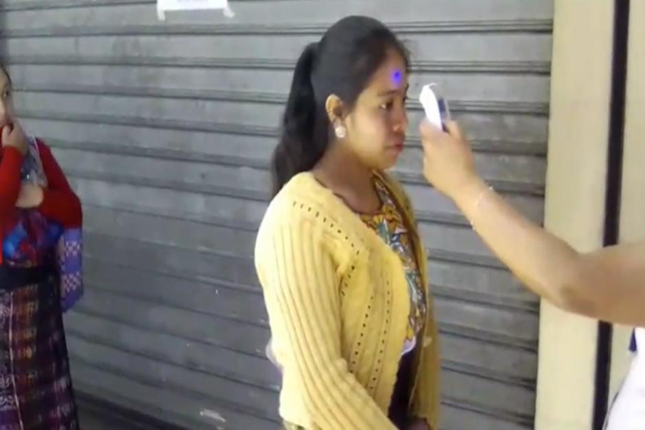 Las autoridades de salud tomaron la temperatura de las personas que ingresaban al mercado (Foto: captura de pantalla)