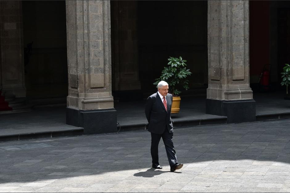 El presidente de M&eacute;xico present&oacute; dos estampitas que lo protegen. (Foto: AFP)&nbsp;