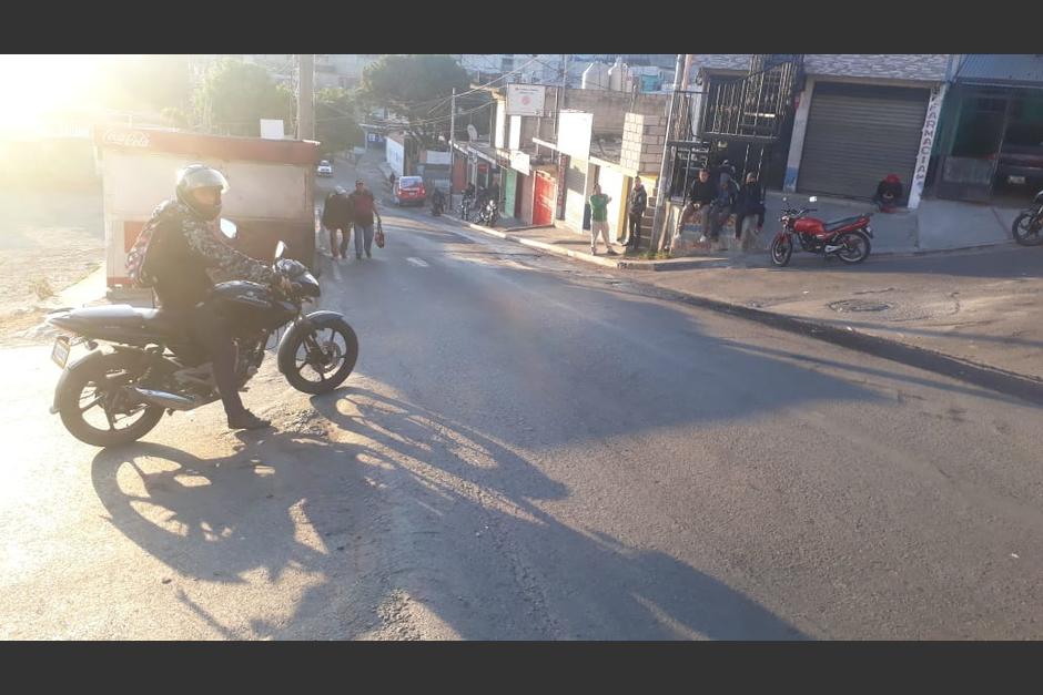 El joven ayud&oacute; a transportar a varias personas a su lugar de trabajo. (Foto: TVN)