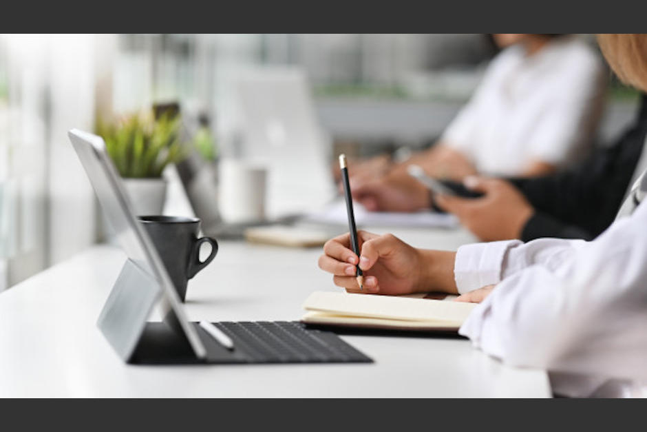 La OMS pide a la juventud que tome sus precauciones para evitar la expansi&oacute;n del coronavirus. (Foto: Freepik)