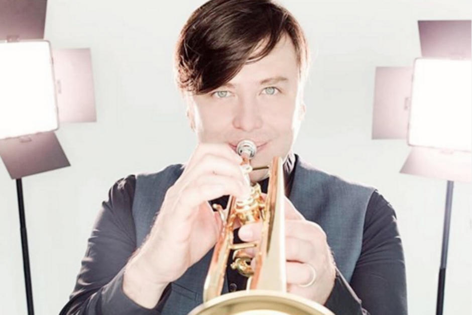 El músico Jacobo Nitsch interpretó el himno nacional al inicio del toque de queda. (Foto: Instagram)&nbsp;