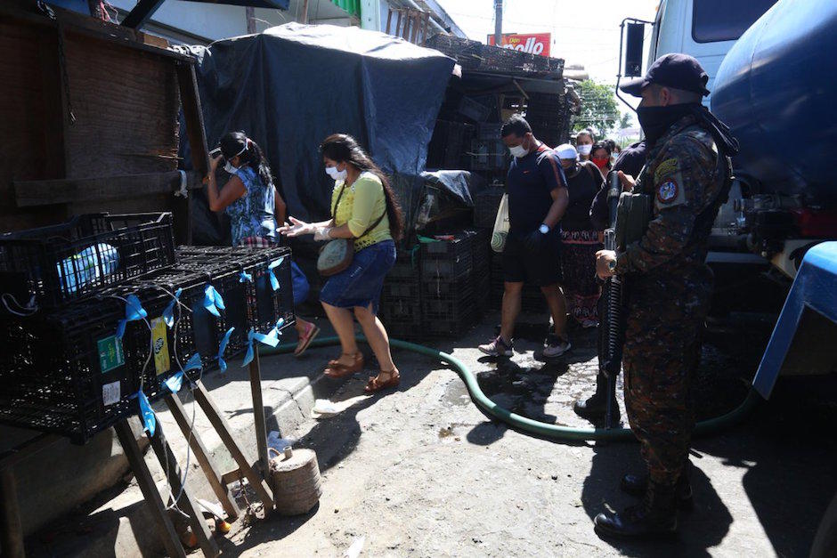 Los detenidos en El Salvador por violar cuarentena domiciliar irán a la cárcel y enfrentarán cargos penales. (Foto: Diario Nuestro País)