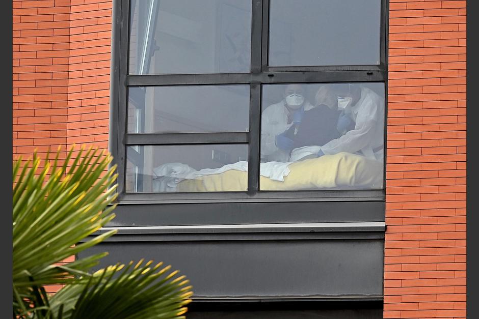 Ancianos han sido abandonados en asilos, debido a que el personal se ha retirado por temor a ser contagiados con covid-19. (Foto: diario El País)&nbsp;