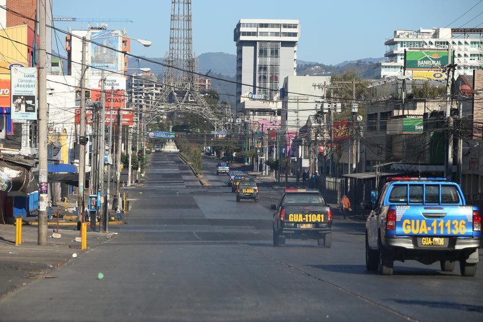 La PNC patrulla las vías públicas para verificar que se cumpla el toque de queda. (Foto: PNC)