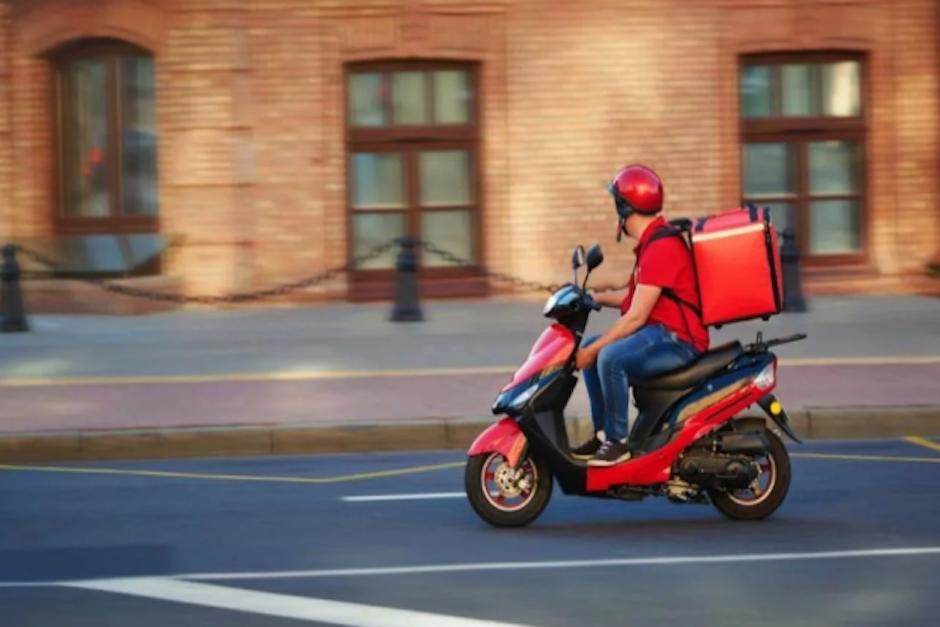 El riesgo real de contaminaci&oacute;n vendr&iacute;a del trabajador entregando la comida (Foto: shutterstock)