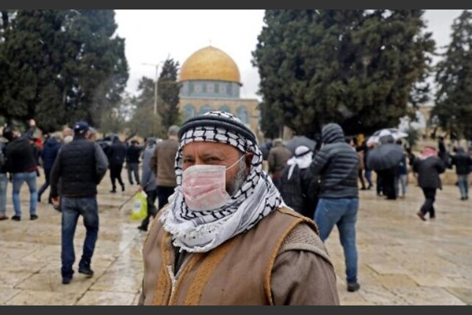La aplicaci&oacute;n alerta a los usuarios si han estado cerca de una persona que dio positivo para COVID-19. (Foto: AFP)