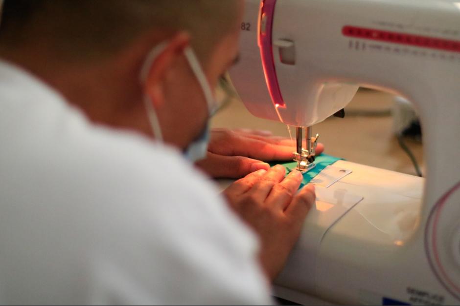 Los jóvenes trabajan con la esperanza de brindar apoyo a los médicos que luchan para evitar la expansión del coronavirus. (Foto: Secretaría de Bienestar Social)