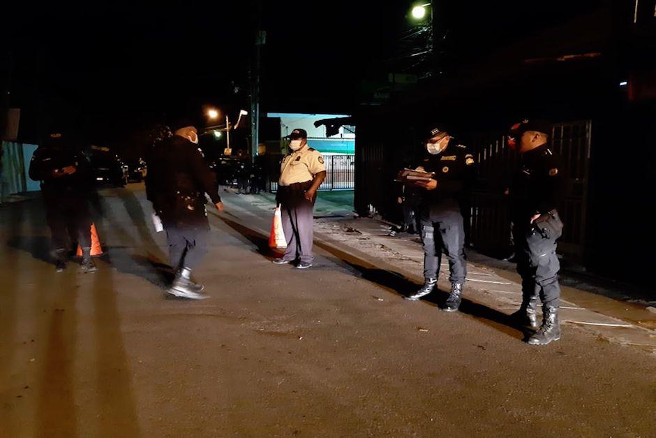 Empleado Municipal de Jutiapa se burló de agentes de la Policía Nacional Civil y hasta se grabó en video, al circular en un vehículo de la comuna en pleno toque de queda, con un salvoconducto firmado por el gobernador y alcalde de jutiapanecos. (Foto:PNC)