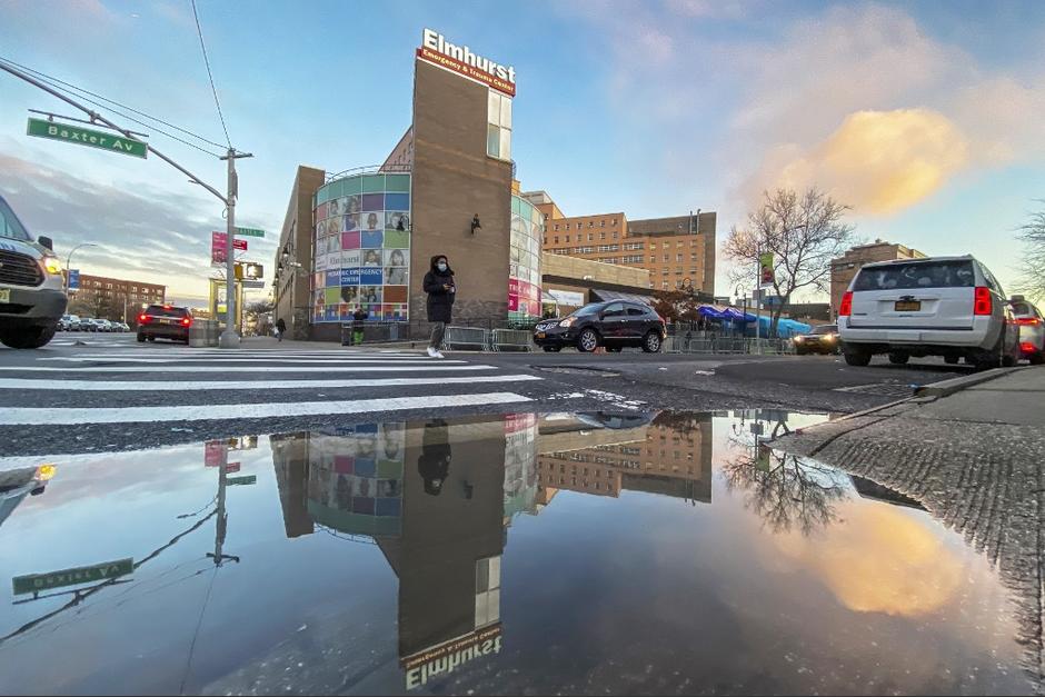 Una mujer camina al lado del Hospital Elmhurst donde las personas hacen fila para hacerse una prueba debido al brote de coronavirus en Queens, Nueva York, Estados Unidos. (Foto: con fines ilustrativos&nbsp; Eduardo Muñoz Álvarez / Getty Images / AFP )