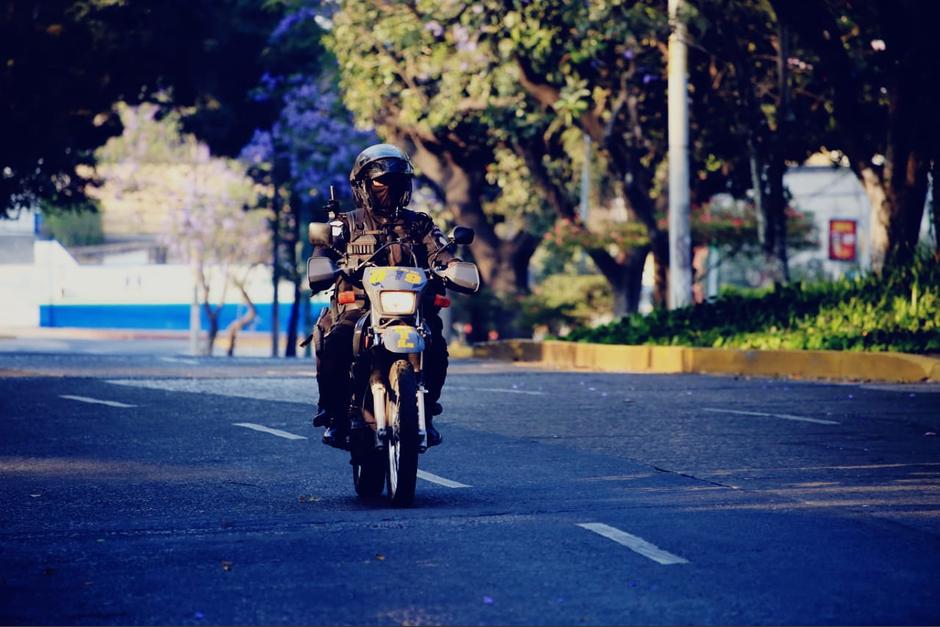 Tres personas eran perseguidas y una de estas cayó de la moto. (Foto: PNC)&nbsp;