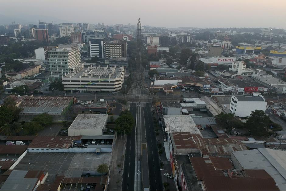 Los casos en la región siguen en aumento, mientras las autoridades de cada país buscan contener la expansión con toques de queda y cuarentenas. (Foto: Carlos Alonzo/AFP)
