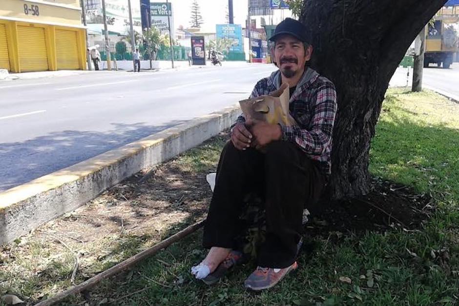 El hombre, de 58 años, dice que le han ofrecido ir a un albergue, pero él prefiere el árbol (Foto: Noticias del Sur)