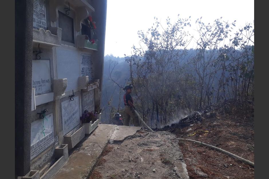 Los bomberos acudieron para apagar un incendio forestal al final del Cementerio General en la ciudad capital. (Foto: Bomberos Voluntarios)&nbsp;