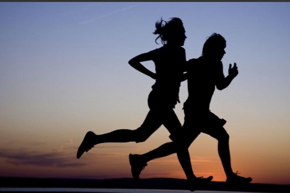 La pareja de runners quiere cubrir los 42,2 kil&oacute;metros de la marat&oacute;n pese a que no es c&oacute;modo correr entre las dos esquinas del balc&oacute;n. (Foto: marathonranking.com)&nbsp;