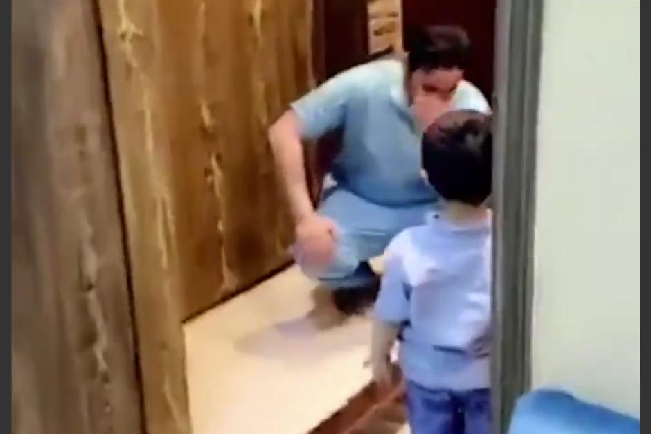 Un enfermero que atiende a pacientes con Covid-19 rompe en llanto frente a su peque&ntilde;o hijo. (Foto: Captura de pantalla)