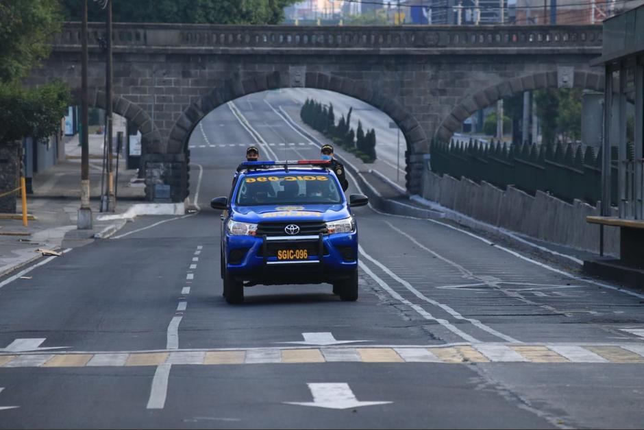 Los agentes de la PNC buscan garantizar que se cumpla el toque de queda a nivel nacional. (Foto: PNC)