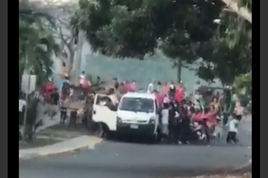 Una turba saque&oacute; un veh&iacute;culo de comida en Honduras. (Foto: Captura de pantalla)