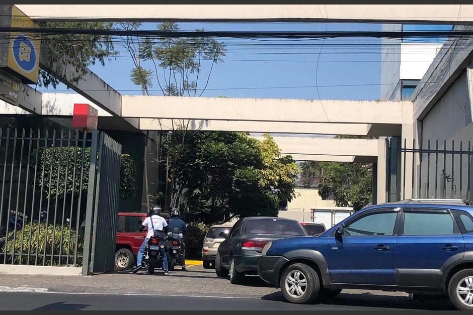 Varias personas llegan en veh&iacute;culo para hacer sus transacciones econ&oacute;micas y complican la movilidad sobre las principales rutas de la ciudad. (Foto: Fredy Hern&aacute;ndez/Soy502)