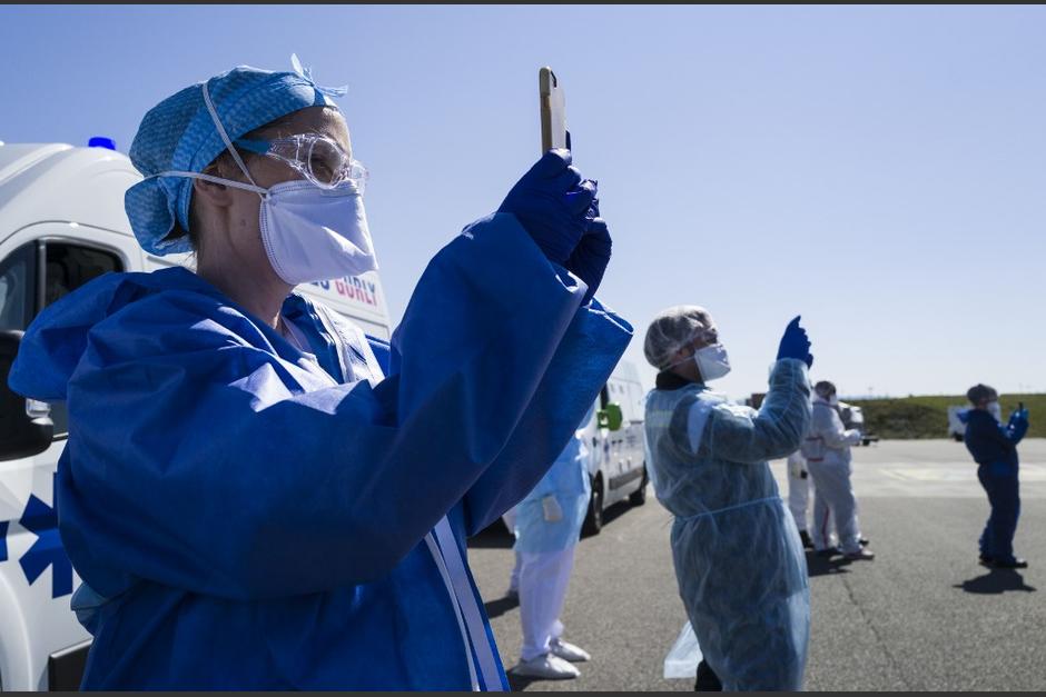La enfermera pudo lograr que una familia se despidiera de su abuela aislada en un hospital por coronavirus. (Foto: AFP)