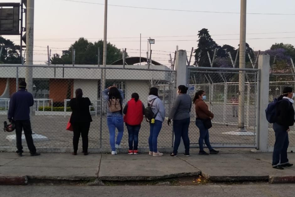 Interesados en puestos de trabajo que ofreci&oacute; el Ministerio de Salud ante la emergencia del coronavirus se acercaron al Parque de la Industria. (Foto: Twitter Azteca NoticiasGT)&nbsp;