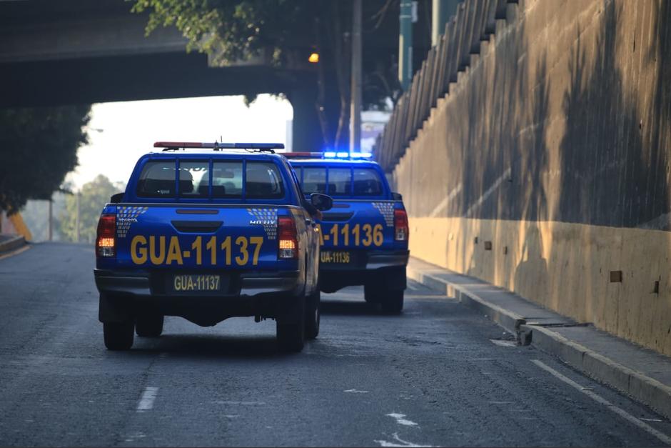 Una mujer sali&oacute; con su abuelo a la calle en busca de un hospital. (Foto: PNC)&nbsp;