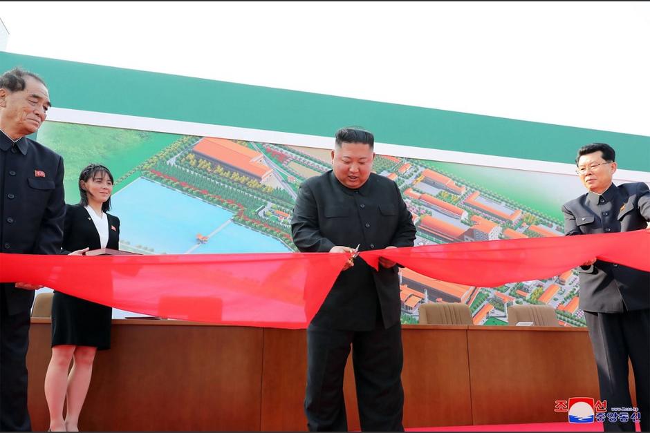 Kim Jong-un corta la cinta ceremonial tras inaugurar una planta de fertilizantes en Corea del Norte. (Foto: AFP)