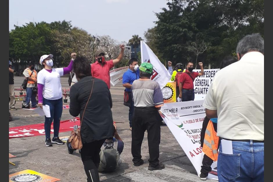 Pocas personas realizaron un plant&oacute;n frente al Palacio Nacional de la Cultura para conmemorar el D&iacute;a Internacional de la Clase Trabajadora. (Foto: PDH)