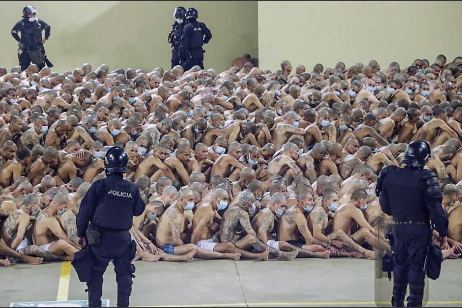 El presidente de El Salvador Nayib Bukele reprochó a organizaciones por criticar las medidas que tomó contra los pandilleros detenidos, tras la escalada de violencia en el país. (Foto: AFP)