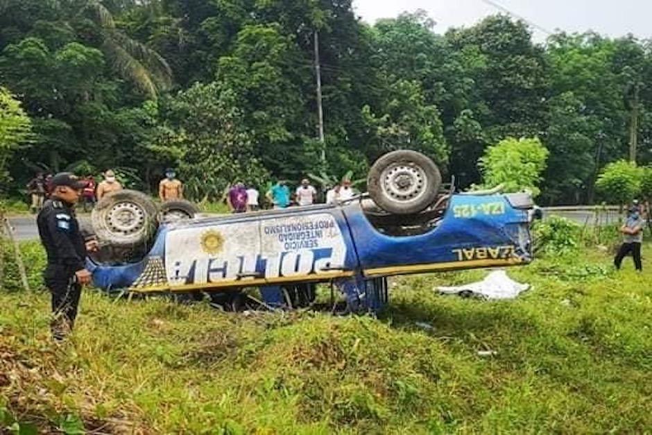 Una patrulla de la PNC volcó cuando trasladaba un cadaver al Inacif de Izabal. (Foto: PNC)