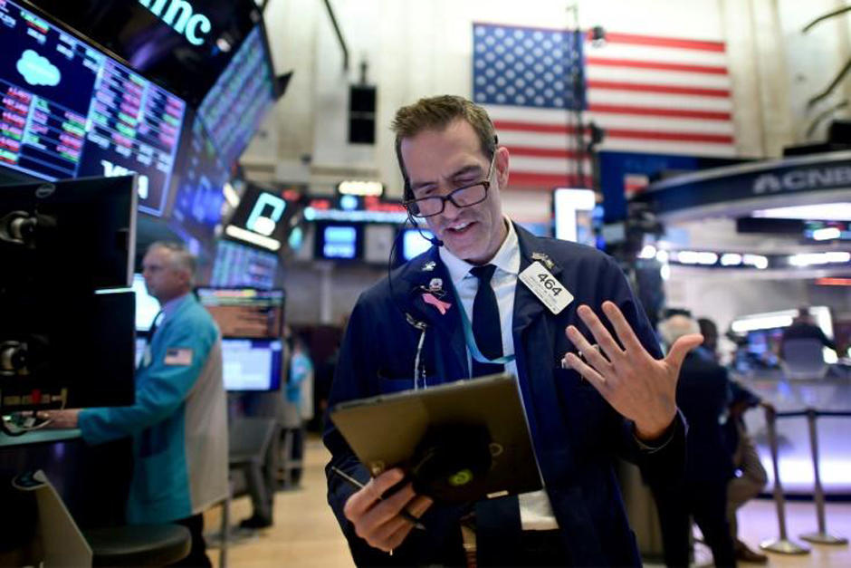 Tras las declaraciones de Donald Trump, al referir que el Covid-19 habr&iacute;a surgido de un laboratorio en China, la bolsa sufri&oacute; una ca&iacute;da. (Foto: AFP)