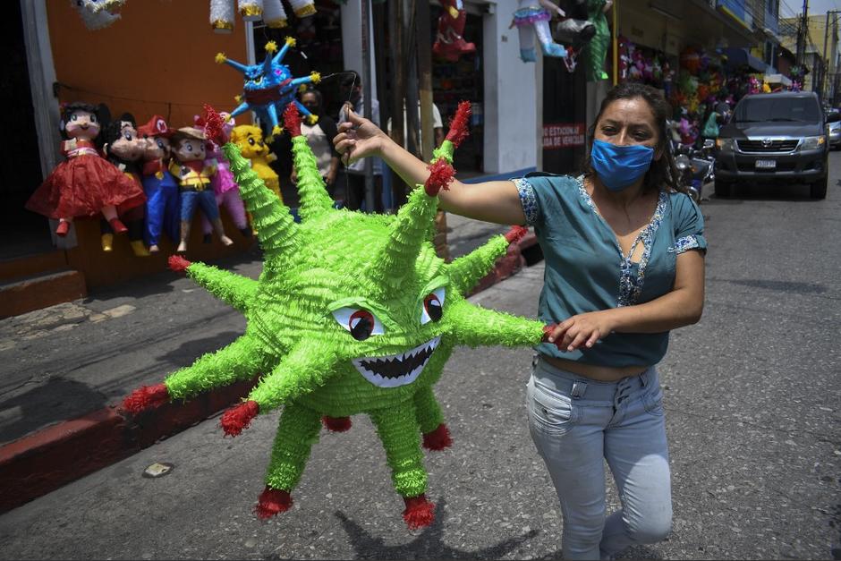Los vendedores de piñatas en zona 1 tratan de llamar la atención de clientes. (Foto: AFP)&nbsp;