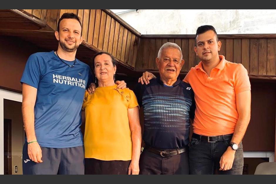 El badmintonista nacional Kevin Cord&oacute;n se refugia en su familia durante la emergencia por la pandemia del Coronavirus. (Foto: Soy502)